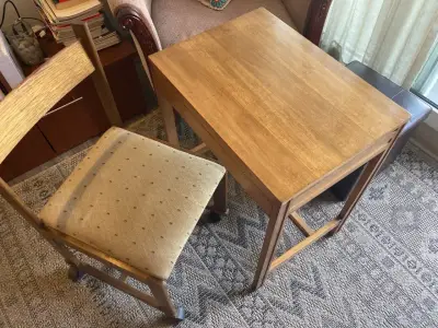Conjunto de mesa y silla de madera vintage - miniatura 4