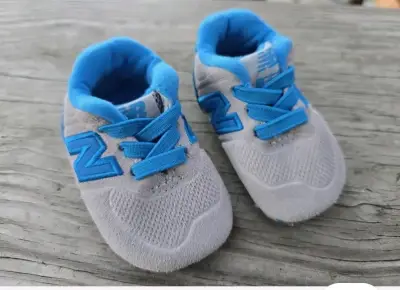 Zapatillas de bebé New Balance grises y azules - miniatura 1