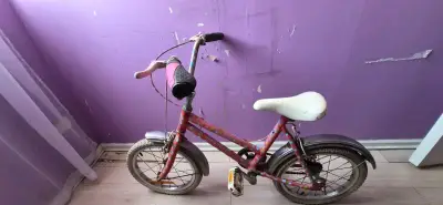 Bicicleta infantil rosada con diseño floral - miniatura 1