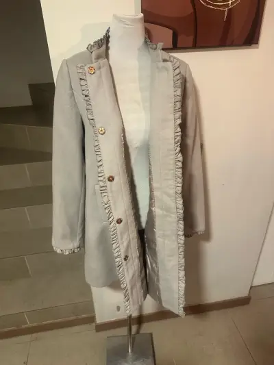 🖤Abrigo gris con volantes estilo romantico🖤 - miniatura 2
