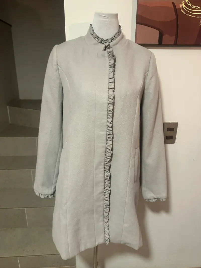 🖤Abrigo gris con volantes estilo romantico🖤 - 3