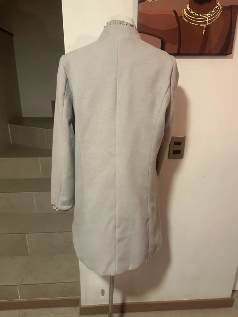 🖤Abrigo gris con volantes estilo romantico🖤 - 4