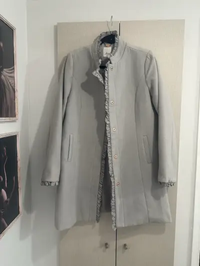 🖤Abrigo gris con volantes estilo romantico🖤 - miniatura 6