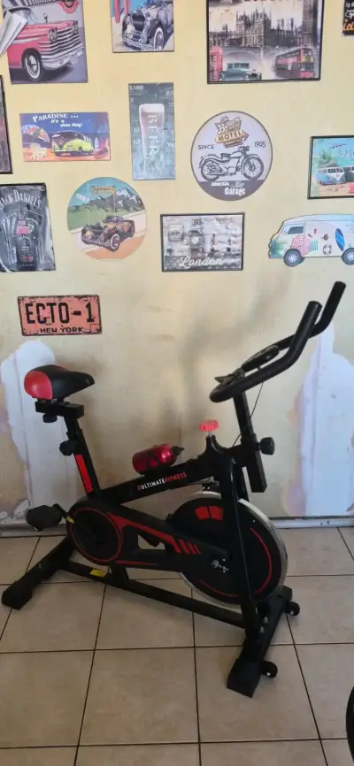 Bicicleta estática Ultimate Fitness negra y roja - miniatura 1