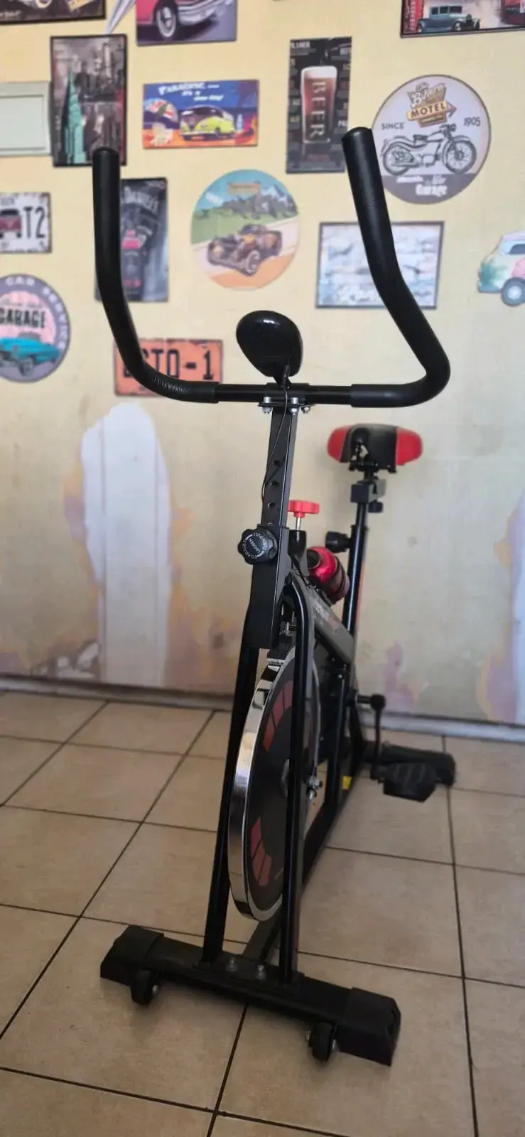 Bicicleta estática Ultimate Fitness negra y roja - 2