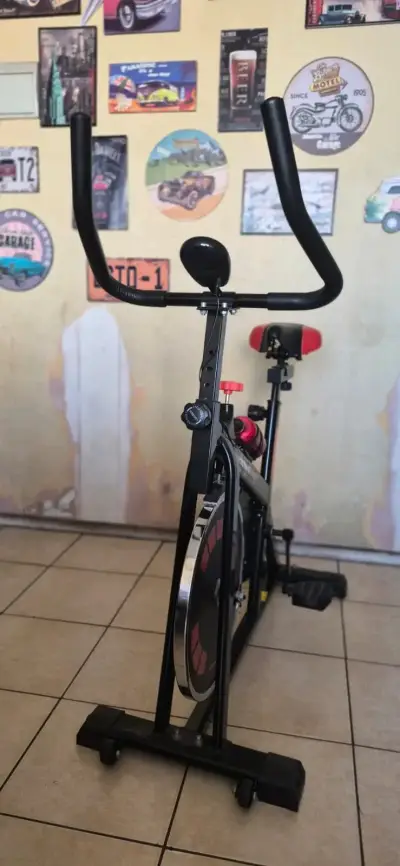 Bicicleta estática Ultimate Fitness negra y roja - miniatura 2