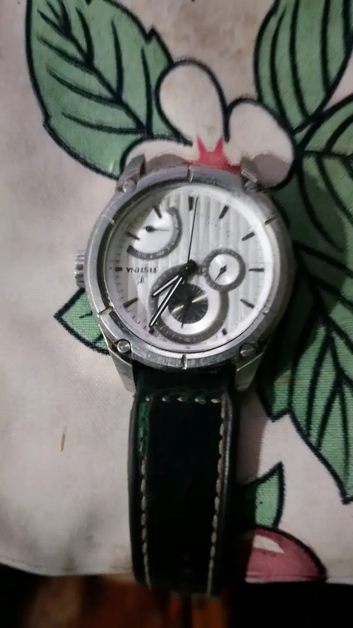 Reloj Invicta con correa de cuero negro - 1