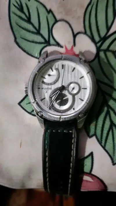 Reloj Invicta con correa de cuero negro - miniatura 1