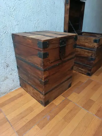 Baúl es de madera rústicos con cierre metálico - miniatura 2