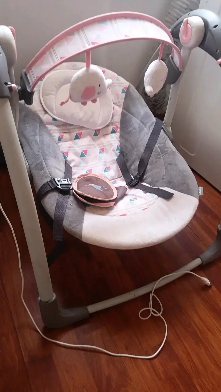 Columpio eléctrico para bebé con juguetes - 2