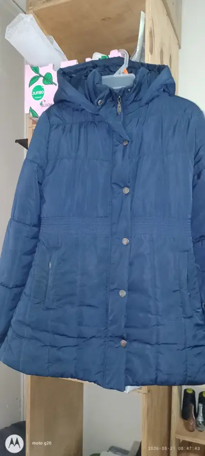 Abrigo azul con capucha para mujer - miniatura 2