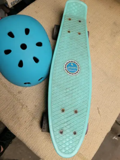 Skateboard y casco azul para niños - miniatura 1