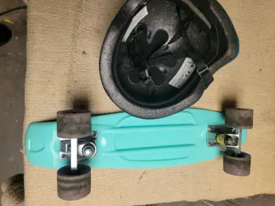 Skateboard y casco azul para niños - miniatura 2
