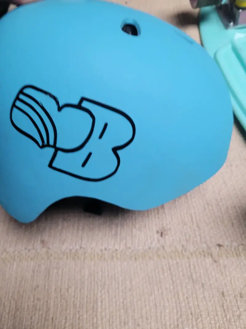 Skateboard y casco azul para niños - 3