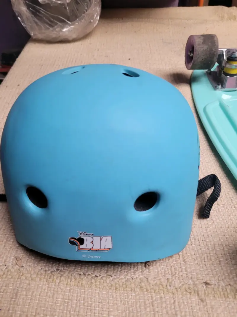 Skateboard y casco azul para niños - 4