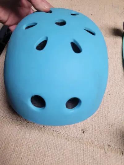 Skateboard y casco azul para niños - miniatura 5