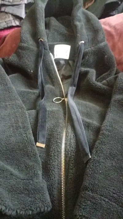 Chaqueta de lana negra con cierre - miniatura 2