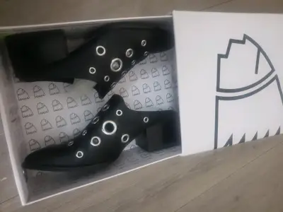 Zapatos de cuero negro con ojales metálicos t/39 - miniatura 1