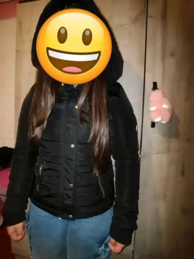Chaqueta negra con capucha para mujer - miniatura 1