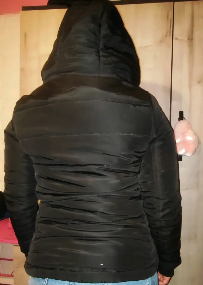 Chaqueta negra con capucha para mujer - 2