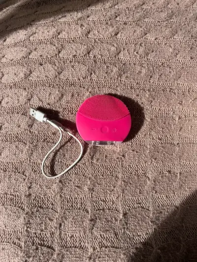 Limpiador facial sónico rosa con cable USB - miniatura 1