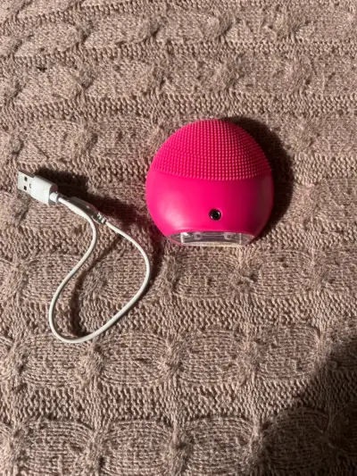 Limpiador facial sónico rosa con cable USB - miniatura 2