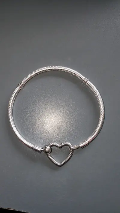 Pulsera de plata con dije de corazón - miniatura 1