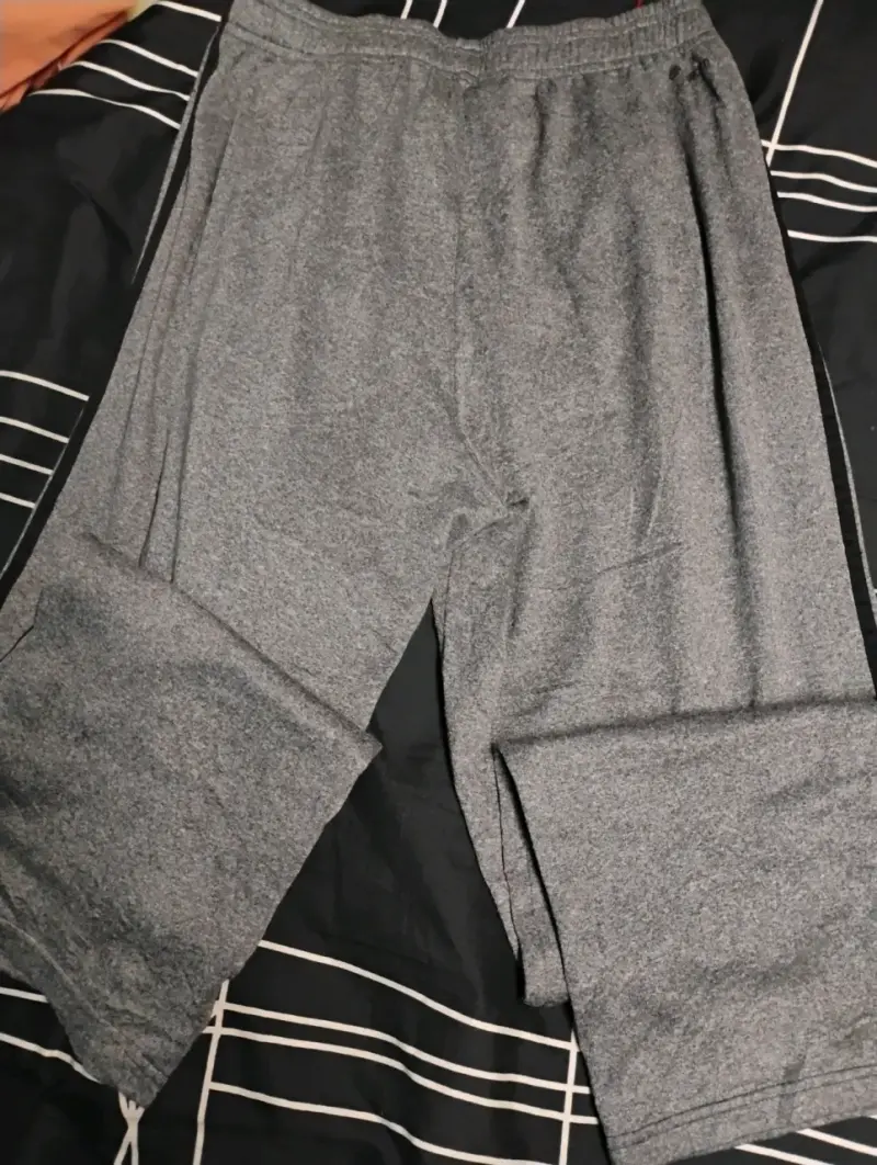 Pantalones deportivos Adidas grises con franjas - 3