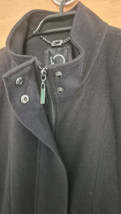 Abrigo negro elegante para mujer - miniatura 5