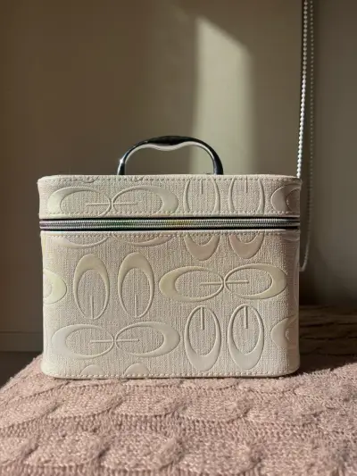 Neceser beige con diseño geométrico - miniatura 1