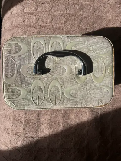 Neceser beige con diseño geométrico - miniatura 2