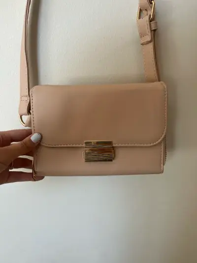 Cartera beige elegante con cierre metálico - miniatura 1