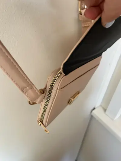 Cartera beige elegante con cierre metálico - miniatura 2