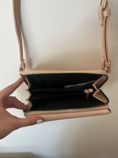 Cartera beige elegante con cierre metálico - miniatura 3