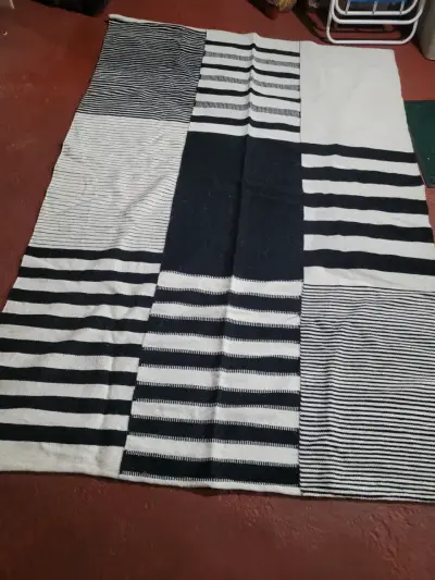 Alfombra rayada en blanco y negro - miniatura 2