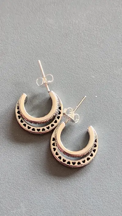 Aros de plata con diseño de corazones - miniatura 1