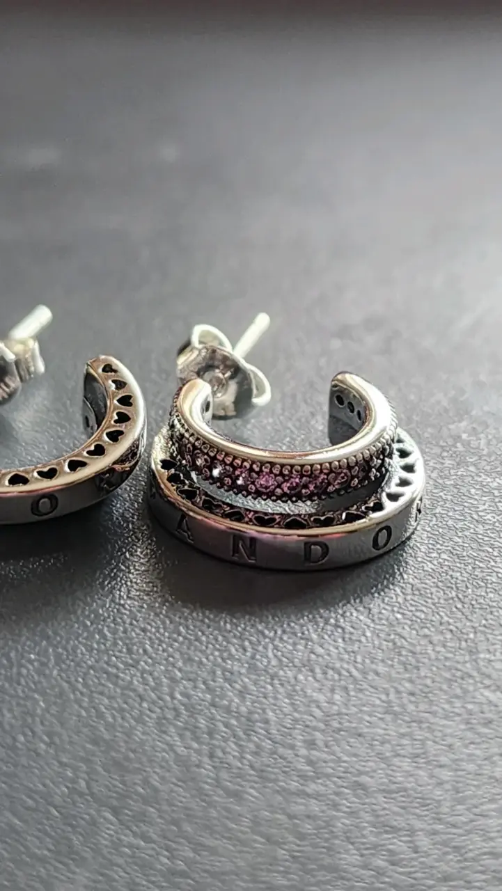 Aros de plata con diseño de corazones - 2