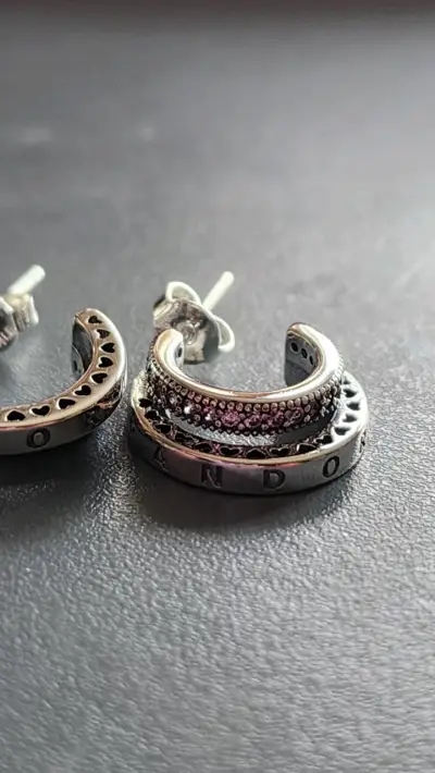 Aros de plata con diseño de corazones - miniatura 2