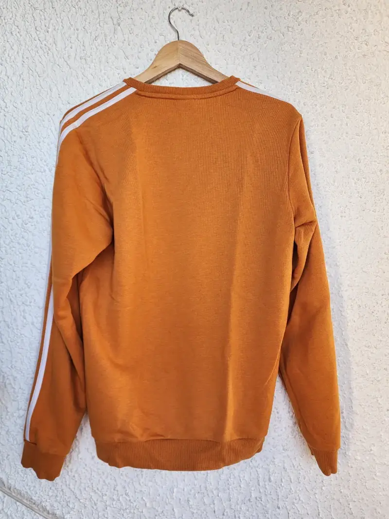 Polerón Adidas naranja con franjas blancas - 3
