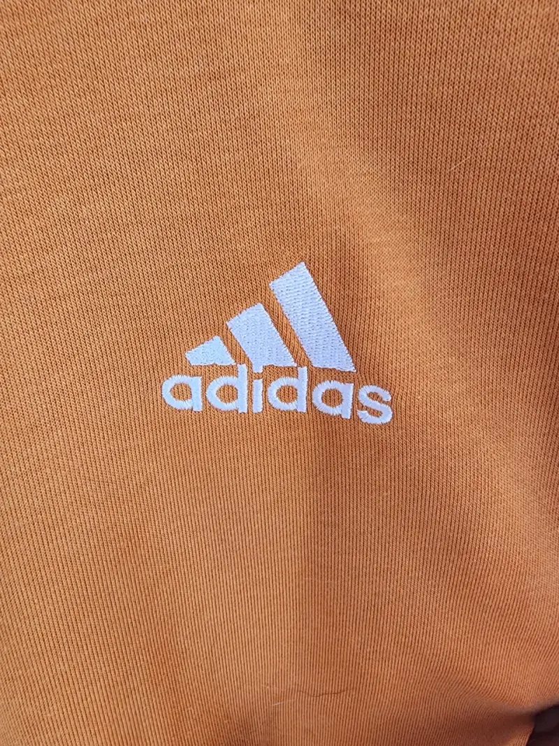 Polerón Adidas naranja con franjas blancas - 4