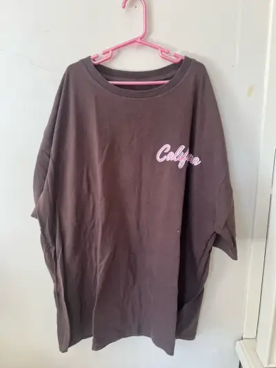 Polera marrón con logo rosado - miniatura 1