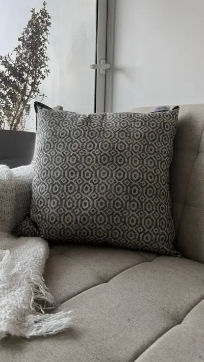 Cojín decorativo gris con patrón geométrico - miniatura 1