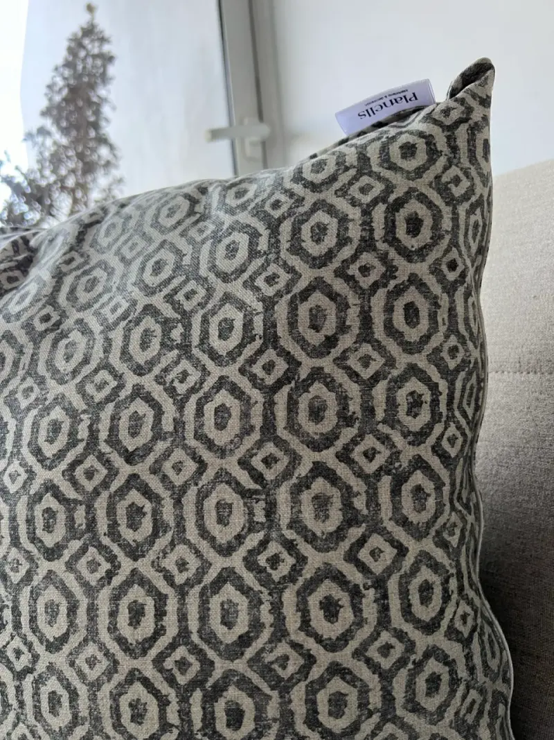 Cojín decorativo gris con patrón geométrico - 2