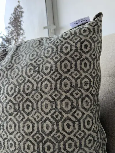 Cojín decorativo gris con patrón geométrico - miniatura 2