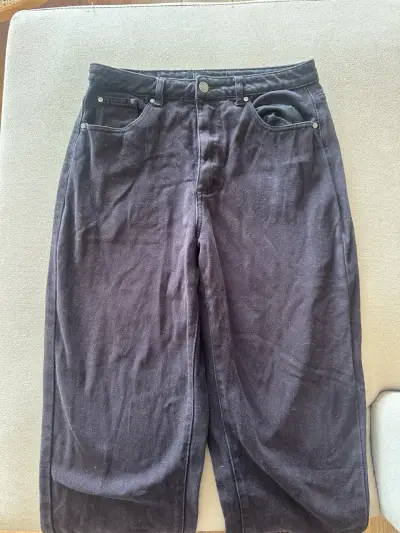 Jeans negros unisex en buen estado - miniatura 2
