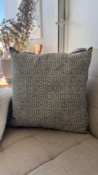 Cojín decorativo gris con patrón geométrico - miniatura 3