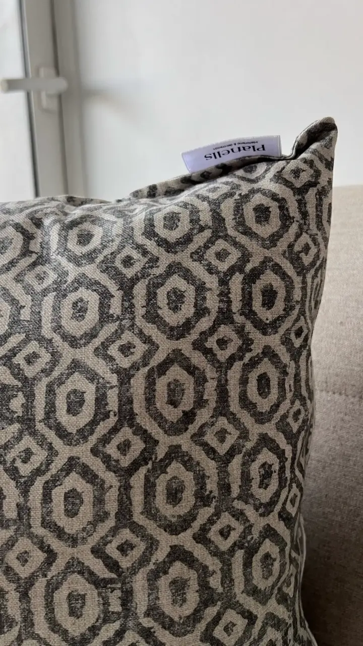 Cojín decorativo gris con patrón geométrico - 4