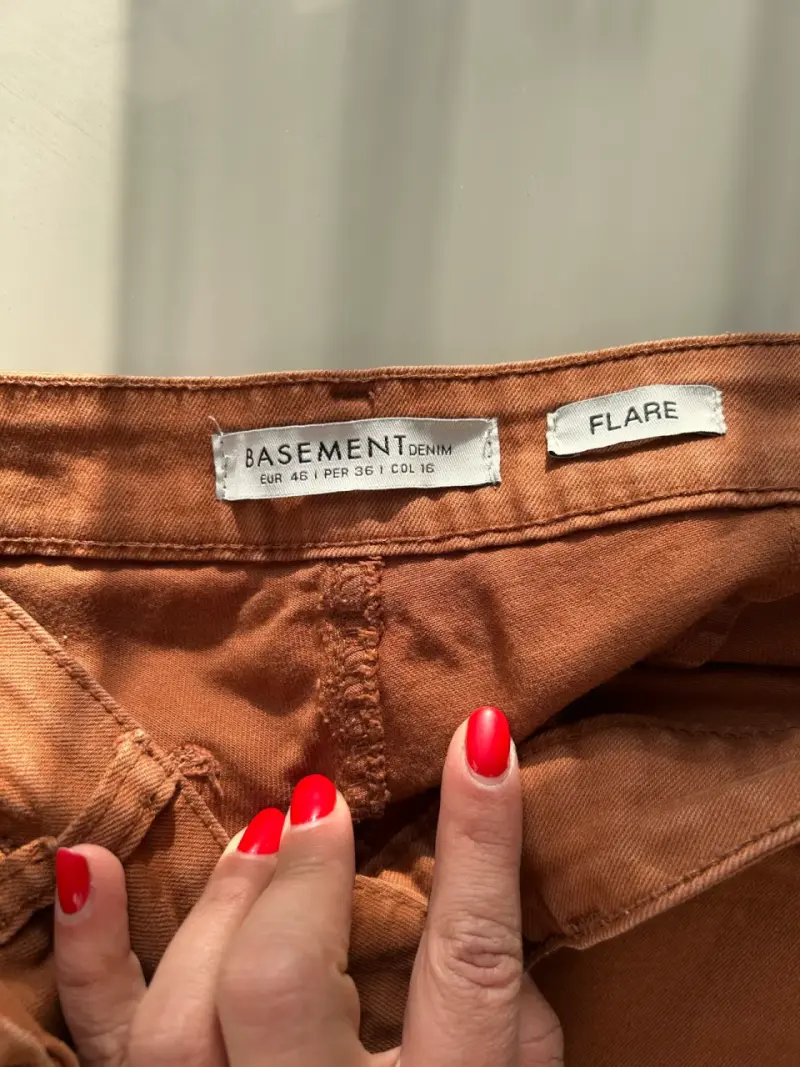 Pantalones Basement flare color terracota - 2