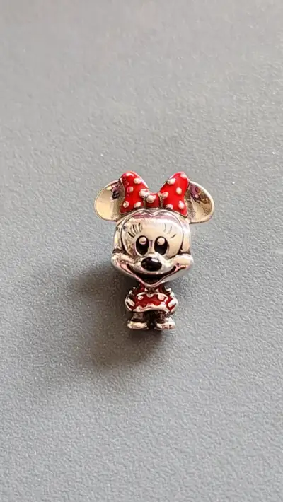 Charm de Minnie Mouse en plata y esmalte - miniatura 1