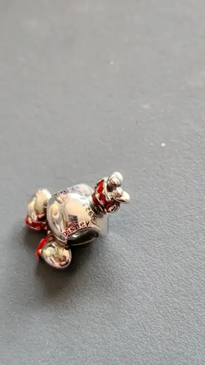 Charm de Minnie Mouse en plata y esmalte - miniatura 2